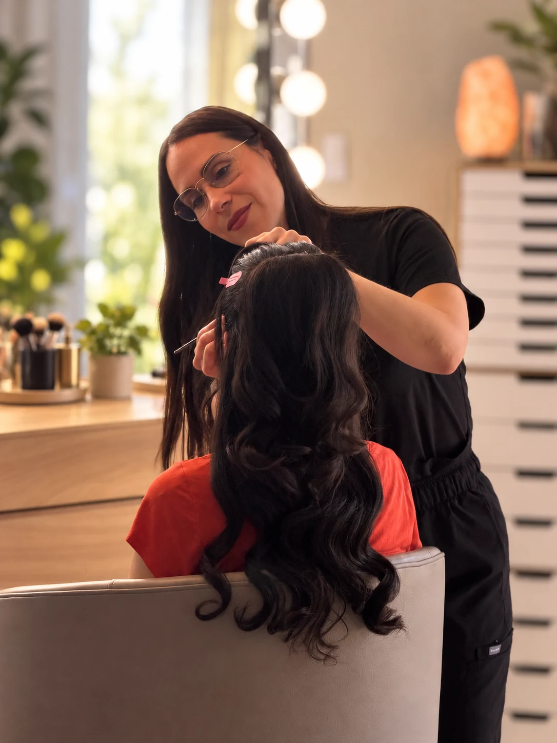 Gaby Padilla realizando maquillaje profesional a una clienta en su estudio