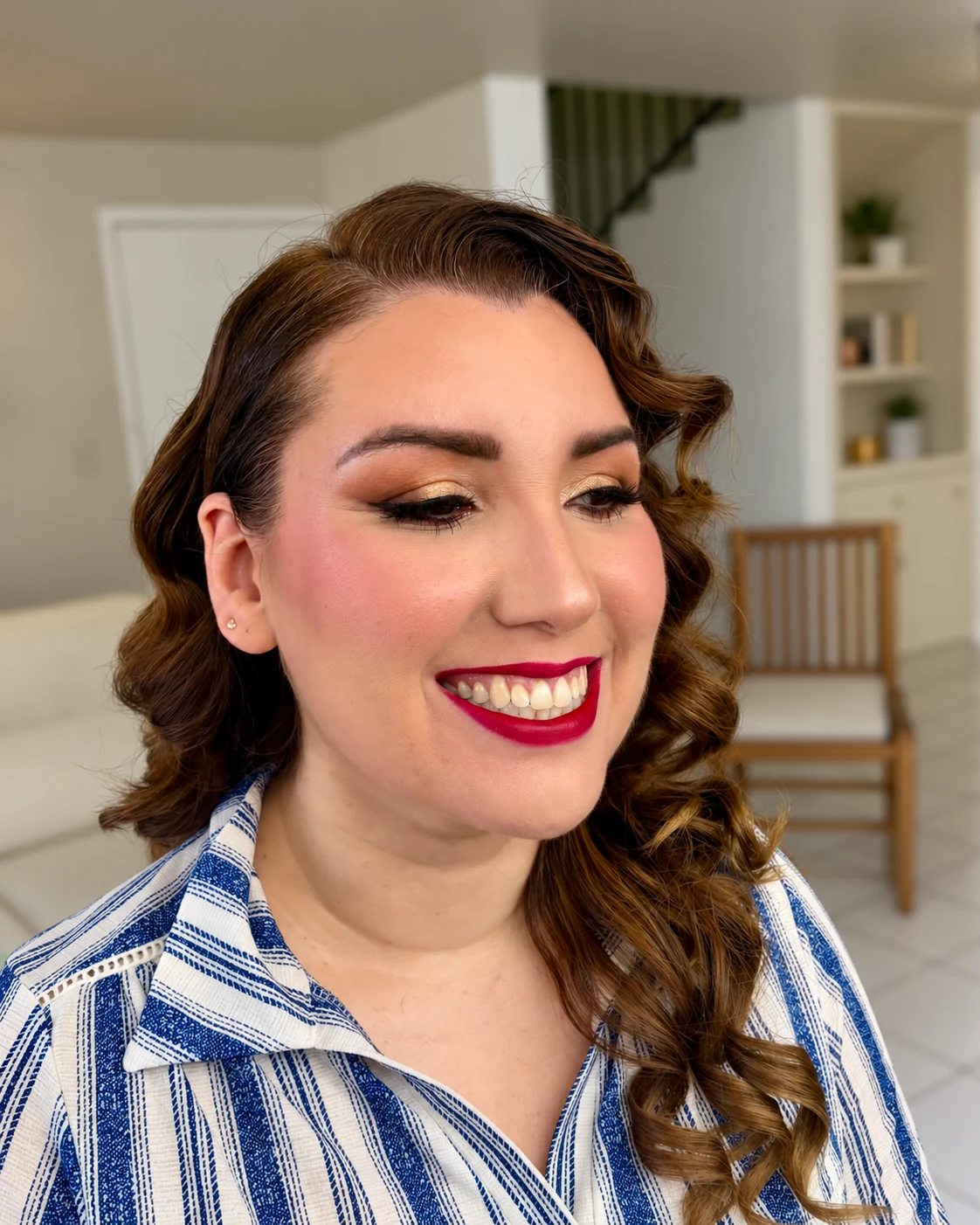 Ojos dorados, labios frambuesa