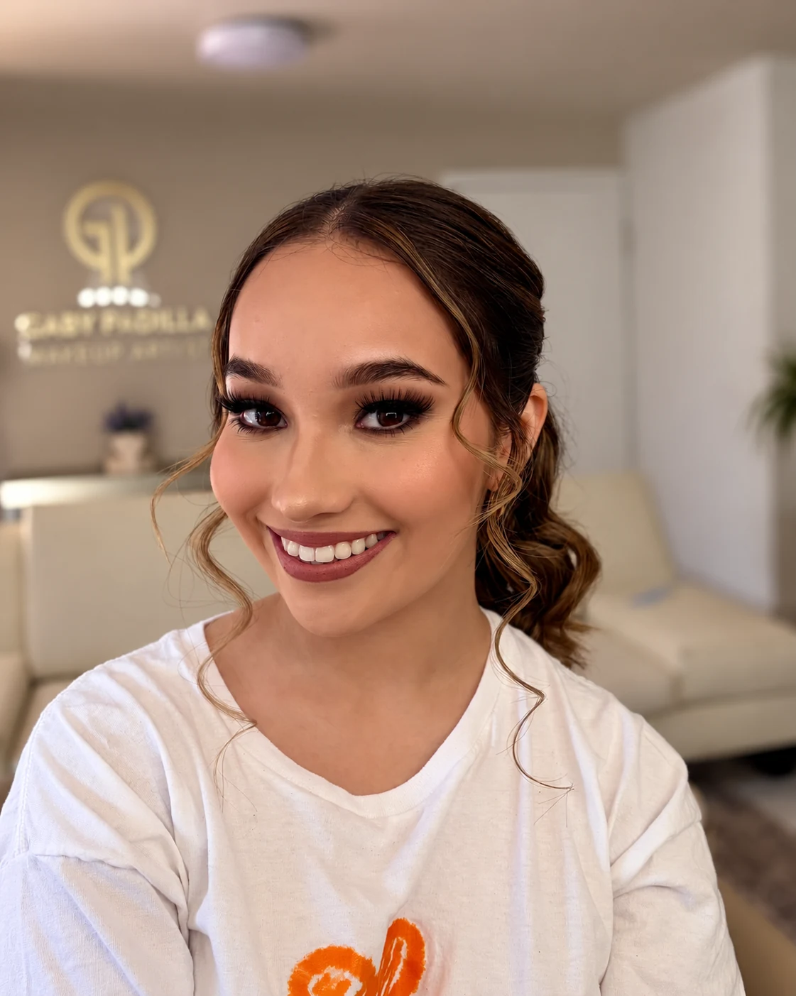 Mirada definida, sonrisa luminosa
