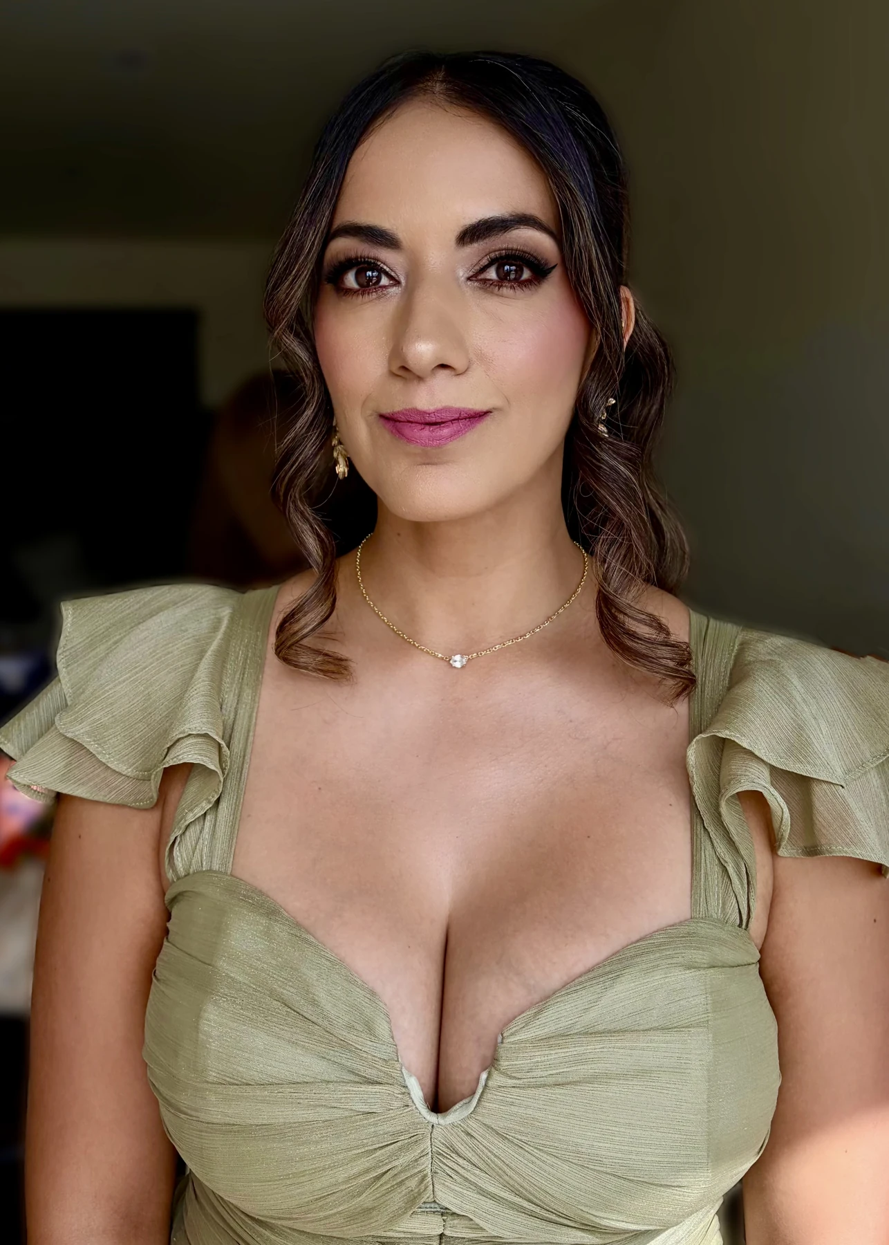 Maquillaje para evento con labios rosados y vestido verde