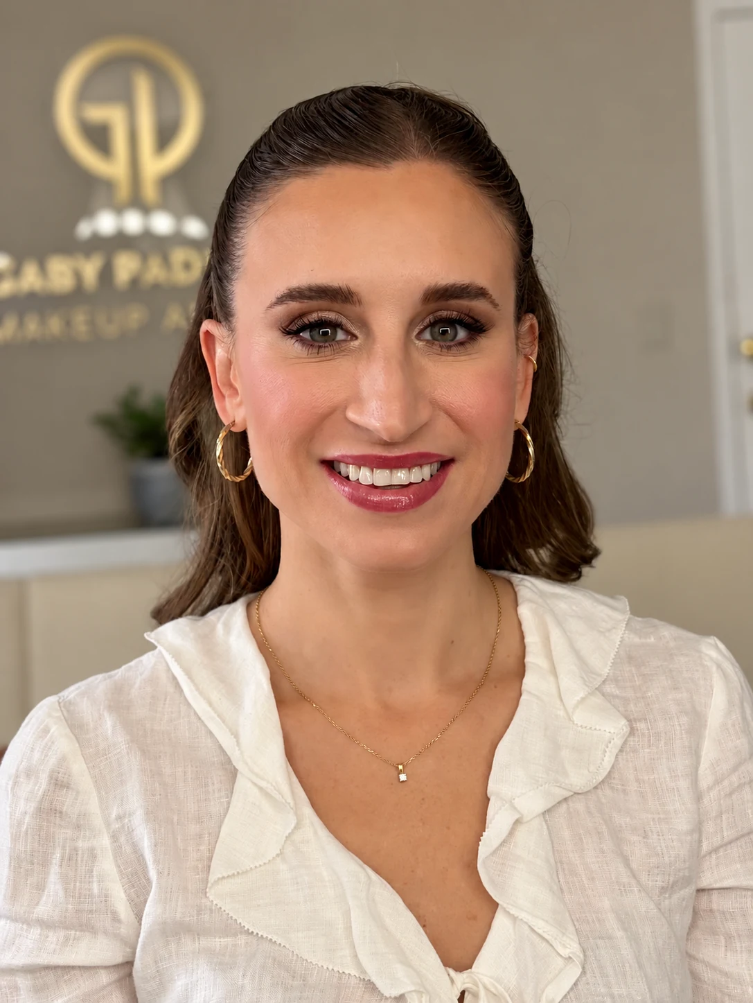 Maquillaje social con ojos definidos, mejillas rosadas y labios rosa con brillo