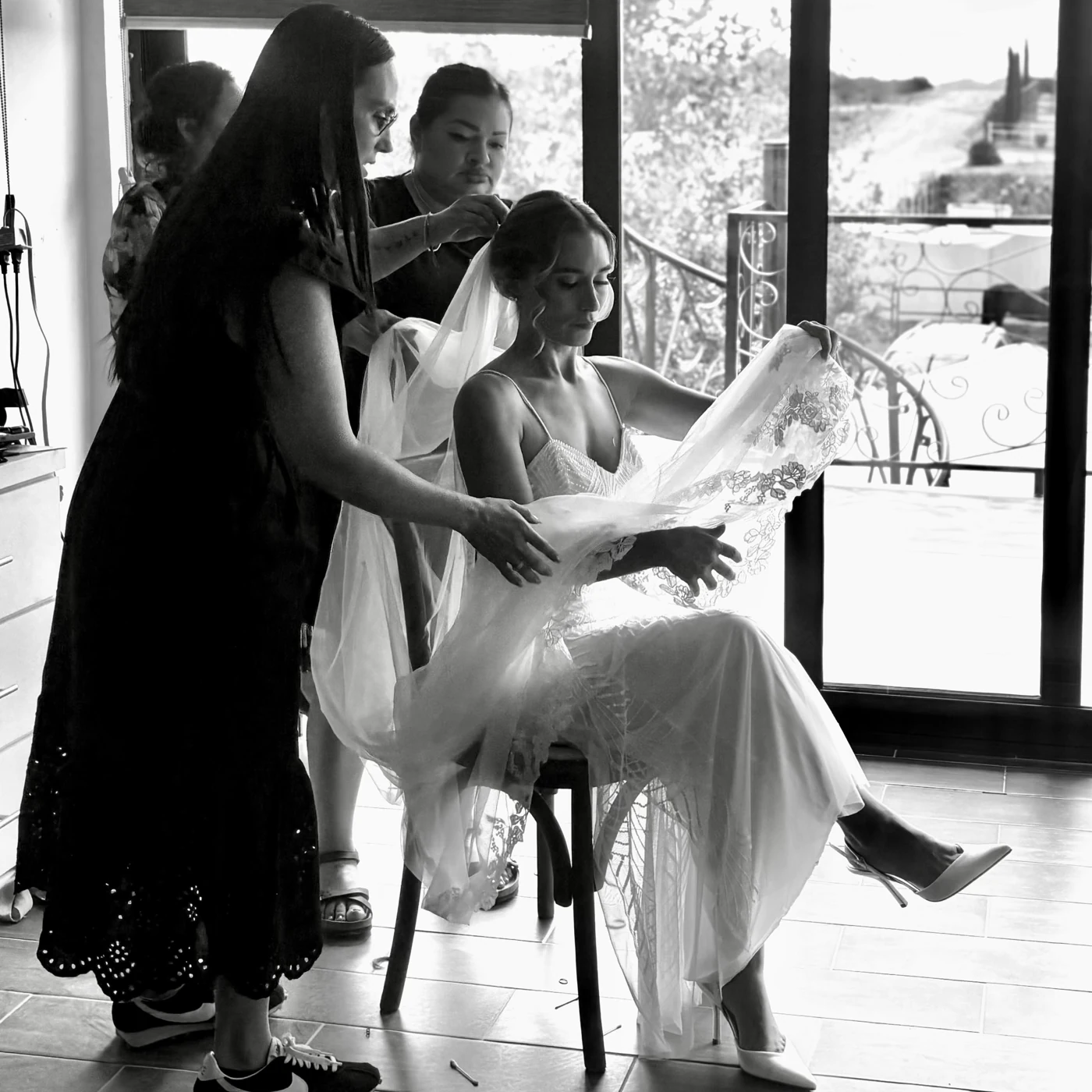 Preparación de novia con velo durante los arreglos antes de su boda